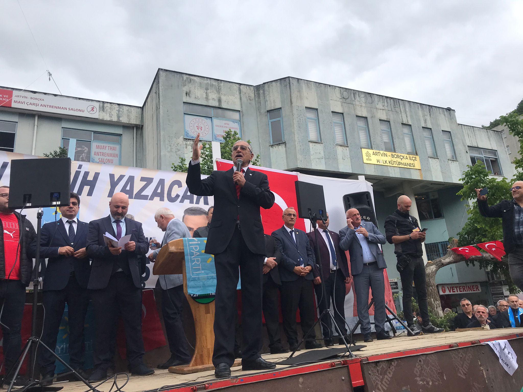 İYİ Parti adayları Borçka’da miting düzenledi (2)