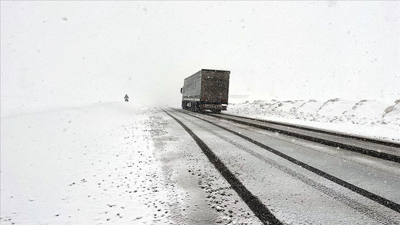 Şavşat kara yolu ulaşıma kapatıldı