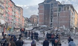 Malatya'da ağır hasarlı 5 katlı bina çöktü