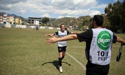 Kadın futbolcu gol sevincini gazeteci eşiyle paylaşıyor