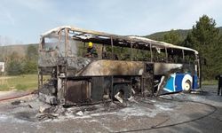 Seyir halindeki yolcu otobüsü tamamen yandı