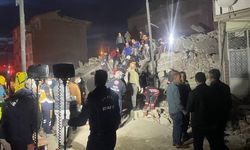 Ağır hasarlı 4 katlı bina çöktü (3)