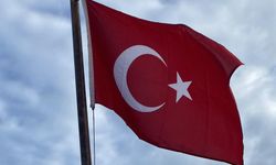 Hopa Belediyesi, yıpranmış Türk bayrağını 1 gecede yeniledi