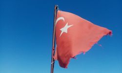 Türk Bayrağına bu ilgisizlik yakışmaz!