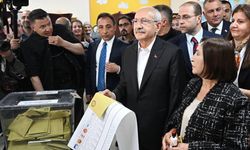 Cumhurbaşkanı adayı ve CHP Genel Başkanı Kemal Kılıçdaroğlu, Arjantin İlkokulu'nda oyunu kullandı