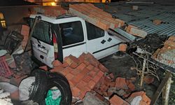 İstinat duvarının yıkılması sonucu 6 araç hasar gördü