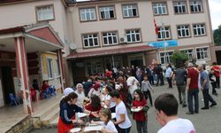 Trabzon'da depremzedeler yararına kermes düzenlendi