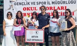 Gazi Ortaokulu Tenis Takımı Türkiye Üçüncüsü Oldu