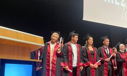 Depremde kolunu kaybeden AÇÜ öğrencisi Emine Kuş, mezun oldu