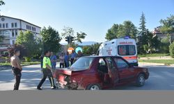 Boyabat'ta iki otomobilin çarpışması sonucu 1 kişi yaralandı