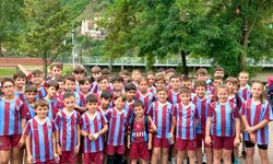 Futbol okulu öğrencileri sosyalleşiyor