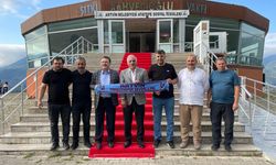 Artvin Trabzonspor Taraftarlar Derneği Belediye Başkanlarını Çiçeklerle Karşıladı