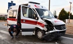 Ambulans ile otomobilin çarpıştığı kazada 4 kişi yaralandı