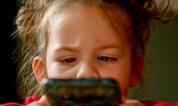 Cep telefonları çocuklarda miyop riskini artırıyor uyarısı