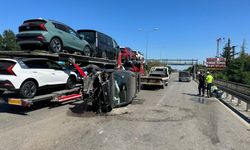 Hafif ticari aracın park halindeki otomobile çarptığı kazada 8 kişi yaralandı