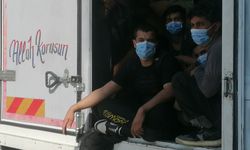 Kamyonet kasasında 50 düzensiz göçmen yakalandı