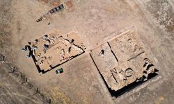 Kazıda saray benzeri yapı ve tahıl küpleri bulundu