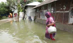 Sel ve toprak kaymaları nedeniyle yaklaşık 700 bin kişi mahsur kaldı