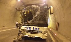Yolcu otobüsü ile kamyonetin tünelde çarpıştığı kazada 3 kişi yaralandı