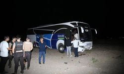 Yolcu otobüsü refüje çarptı, 18 kişi yaralandı