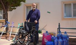 Deprem bölgesinde topladığı mavi kapaklarla 250 engelliye tekerlekli sandalye dağıttı