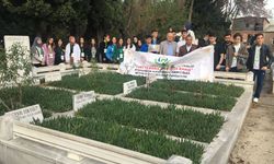 Öğrenciler Ali Nihat Gökyiğit'i mezarı başında andı