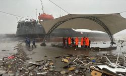 Fırtınanın ikiye böldüğü geminin personeli tahliye edildi