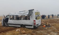 Minibüs devrildi: 18 kişi yaralandı