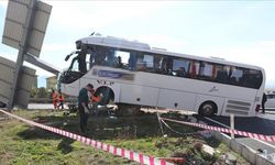 Turistleri taşıyan otobüsle otomobilin çarpıştığı kazada ölü sayısı 3'e çıktı