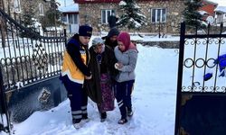 Yolu kardan kapanan köydeki hastalar ekiplerin çalışmasıyla hastaneye ulaştırıldı