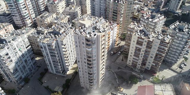 Adana'da depremde hasar gören 14 katlı apartman kontrollü yıkıldı