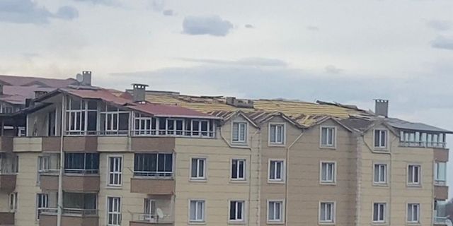 Ordu'da şiddetli rüzgar bazı evlerin çatılarında hasara yol açtı