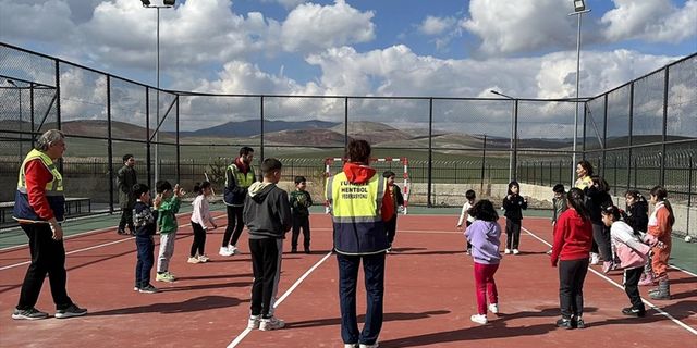 THF, depremzede çocuklara hentbol dersi verdi