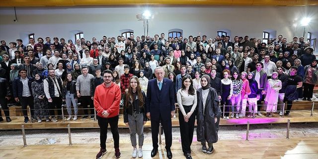 Cumhurbaşkanı Erdoğan gençlerle buluştu: Kimsenin sizi ideallerinizden koparmasına müsaade etmeyin