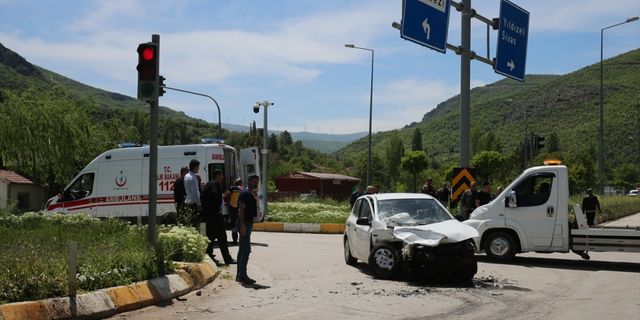 Kamyonet ve otomobilin çarpıştığı kazada 7 kişi yaralandı