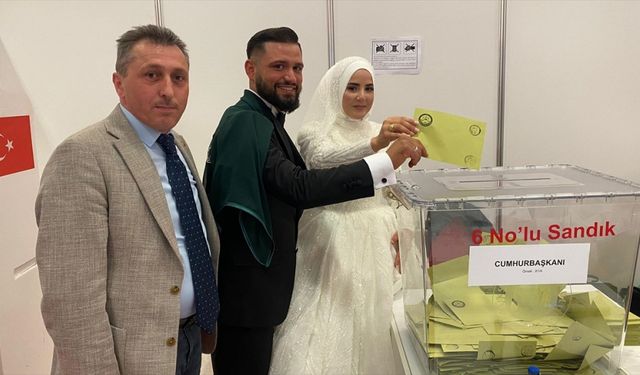 Almanya'da Kaba çifti gelin ve damatlıklarıyla oy kullandı