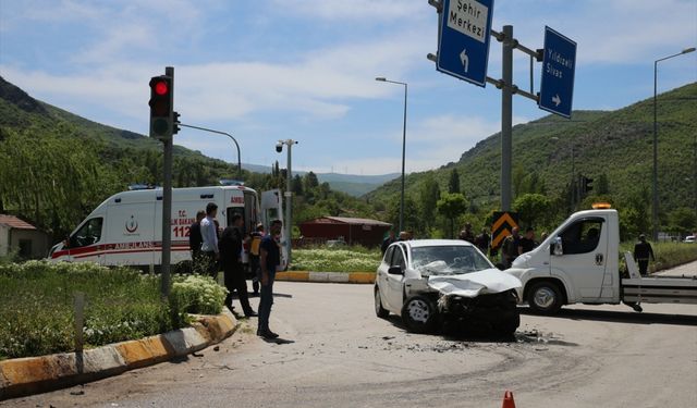 Kamyonet ve otomobilin çarpıştığı kazada 7 kişi yaralandı