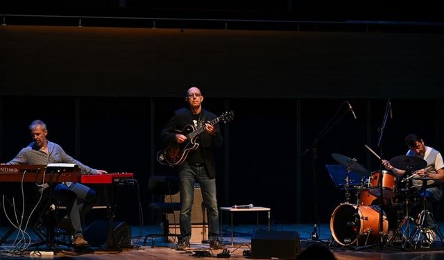 İtalyan gitarist, İzmir Avrupa Caz Festivali'nde konser verdi