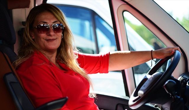 Kadın servis şoförü 14 yıldır direksiyon sallıyor