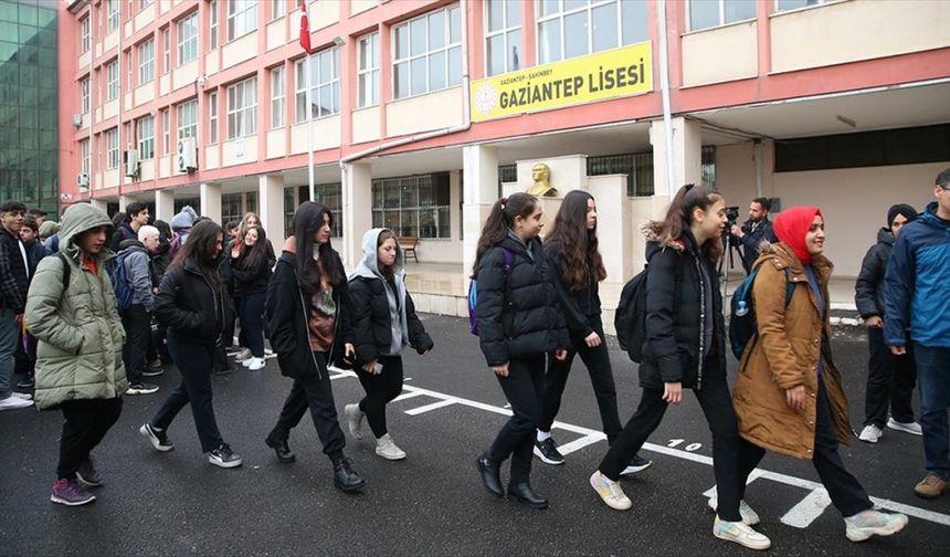 Depremden etkilenen Gaziantep'te eğitim öğretim yeniden başladı