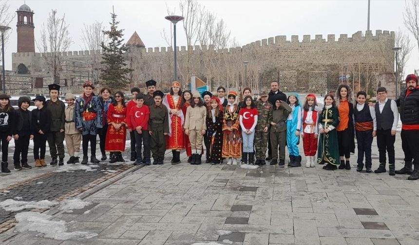 Erzurum'da öğrenciler tarihi mekanlarda İstiklal Marşı'nı okuyup klip yaptı