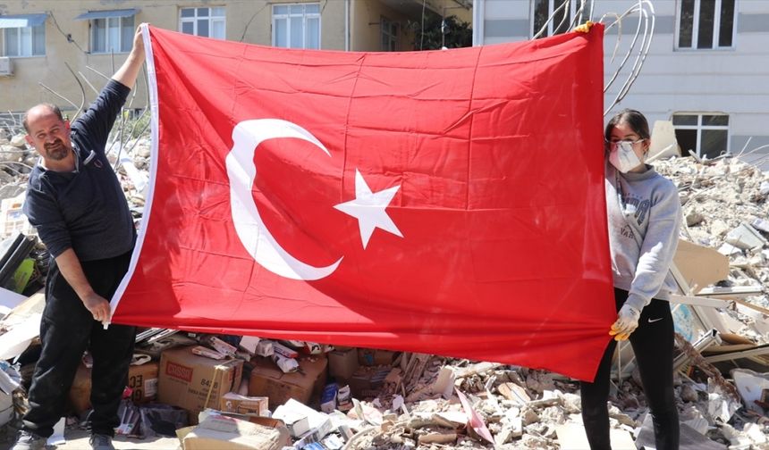 Hataylı esnaf çöken dükkanının enkazına Türk bayraklarını çıkarmak için döndü