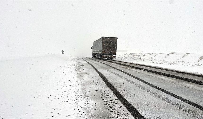 Şavşat kara yolu ulaşıma kapatıldı
