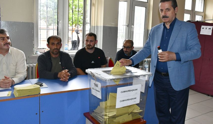 Artvin Valisi Yılmaz Doruk Cumhurbaşkanlığı 2. tur seçiminde oy kullandı