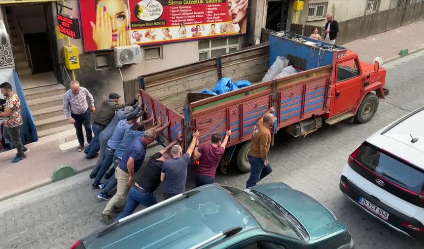 Arızalanan kamyonetin sürücüsünün yardımına vatandaşlar koştu