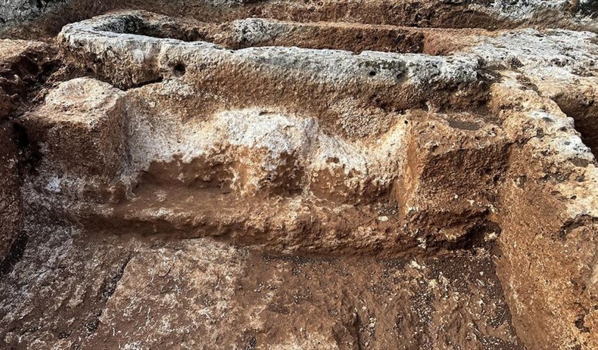 Antik kentte 1800 yıllık boğa başı kabartması bulundu