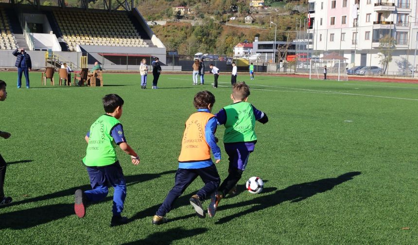 12. Arhavi Grassroots Herkes İçin Futbol Şenliği’nin 3. etabı yapıldı
